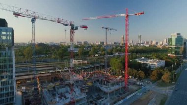 Vinç bir inşaat sitesinde hava atış. Büyük Cityscape görünür güneş ışığı altında olduğunu.