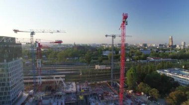 Vinç bir inşaat sitesinde hava atış. Büyük Cityscape görünür güneş ışığı altında olduğunu.