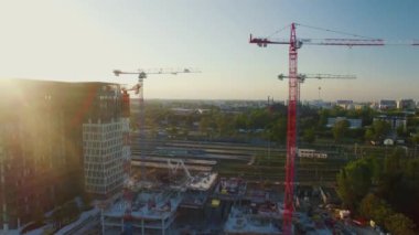 Vinç bir inşaat sitesinde hava atış. Büyük Cityscape görünür güneş ışığı altında olduğunu.