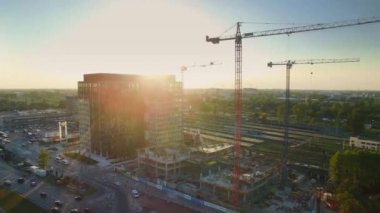Vinç bir inşaat sitesinde hava atış. Büyük Cityscape görünür güneş ışığı altında olduğunu.