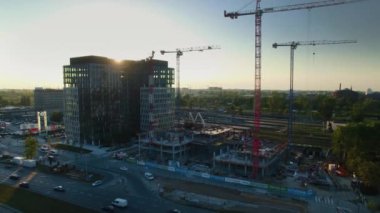Vinç bir inşaat sitesinde hava atış. Büyük Cityscape görünür güneş ışığı altında olduğunu.