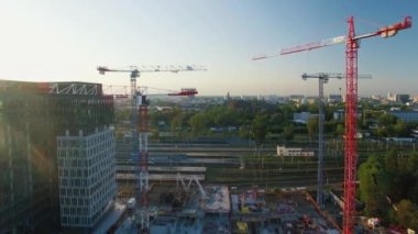 Vinç bir inşaat sitesinde hava atış. Büyük Cityscape görünür güneş ışığı altında olduğunu.