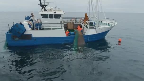 Voando em direção a um navio comercial de pesca com rede de arrasto no mar. Sorrindo Pescador Olhando para a câmera . — Vídeo de Stock