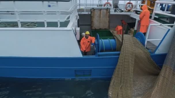 Zoom fuera de un buque comercial de pesca con red de arrastre en el mar . — Vídeos de Stock