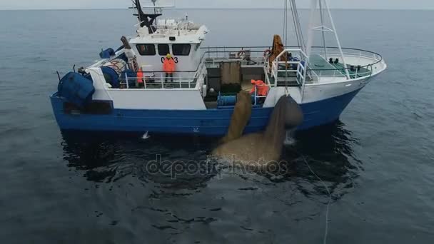 Voler autour de bateau de pêche commerciale avec filet de chalut plein de poisson — Video