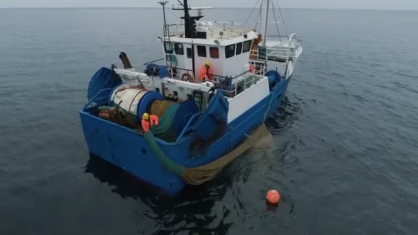 Vuelo alrededor de barco de pesca comercial con red de arrastre llena de peces — Vídeos de Stock