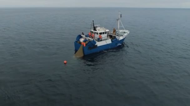 Vuelo alrededor de barco de pesca comercial con red de arrastre llena de peces — Vídeos de Stock