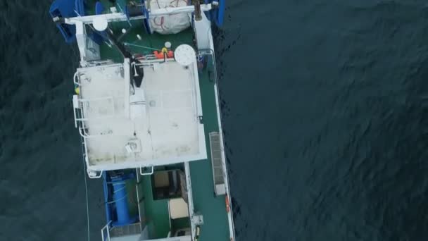 Volando hacia un buque pesquero comercial que arrastra redes de arrastre — Vídeos de Stock