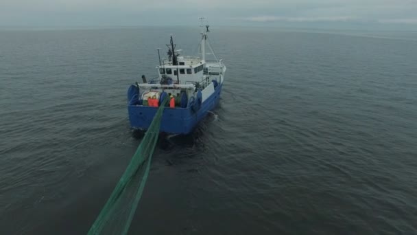 Prise de vue aérienne d'un bateau de pêche commerciale qui tire un filet de chalut 
