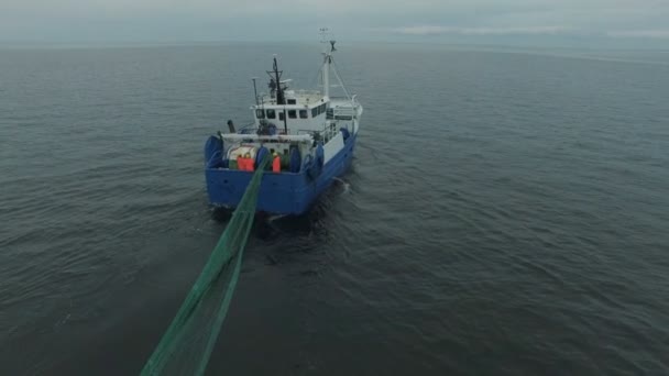 Antenn skott av ett kommersiellt fiske fartyg som drar trålen — Stockvideo