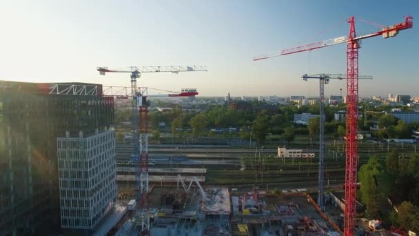 Aerial Shot of Cranes on a Construction Site. Gran paisaje urbano es visible a la luz del sol . — Vídeo de stock