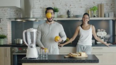 Mutfak güzel çift kahvaltı yapar. Adam onun Bayan portakal ile hokkabazlık tarafından etkiliyor.