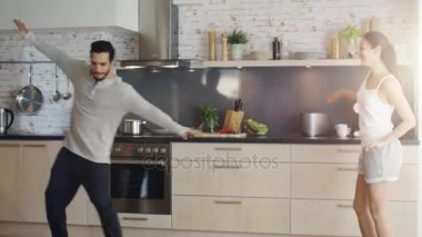 Mutlu çift yaratıcı mutfakta dans ediyor. Her ikisi are Adorable ve gülen.