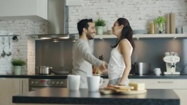 Mutlu genç çift mutfak ve sonra kucaklayan dansları. 