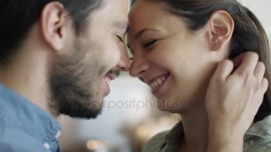 Mutfakta birbirlerine ihale olmak genç bir çiftin yakın çekim.
