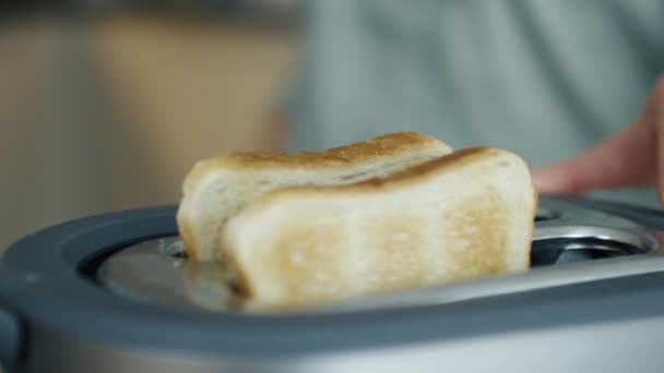 Bir kadın alarak tost bir ekmek kızartma makinesi dışında Close-Up. — Stok video