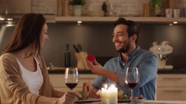 Terwijl het hebben van romantisch diner in de keuken. Jonge Man wil zijn prachtige Girfriend. Geeft haar een Ring. — Stockvideo