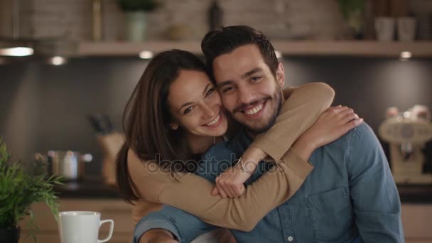 Retrato de una hermosa pareja sonriente en la cocina . — Vídeo de stock