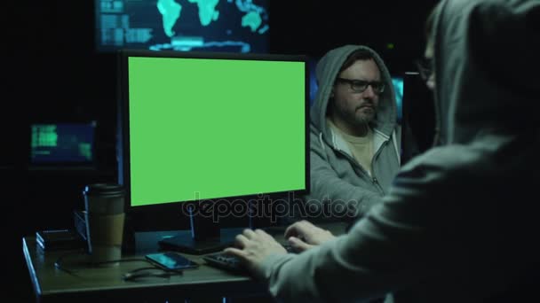 Programadores Concentrados Trabalhar em Computadores Pessoais Localizados em uma Sala de Controle do Sistema. Computador tem tela verde . — Vídeo de Stock