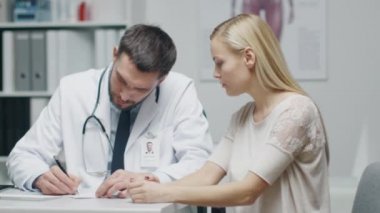 Erkek doktor onun genç bayan hasta için bir reçete yazıyor ve ona verir.