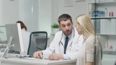 Erkek doktor onun genç bayan hasta için bir reçete yazıyor ve ona bazı önerileri ile verir.