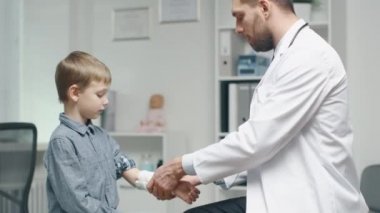 Doktor bandaj genç çocuğun elinden alır..