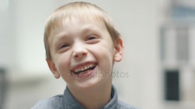 Doktor ofisinde. Bulanık bir arka plan üzerinde Boy gülümseyerek Close-Up.