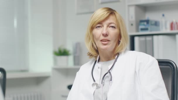 Practicando Médico Femenino Adulto Medio Hablando en Cámara . — Vídeo de stock