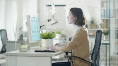 Onun masaüstü bilgisayarda tasarımı yaratıcı esmer. Onun geliştirme ofis oturma.