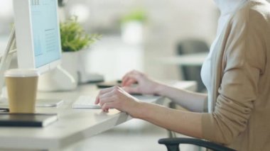 Kadının elleri onun kişisel bilgisayar çok Lightsome Modern ortamında kullanmadan bir klavye yazarak Close-Up.