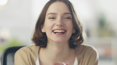 Kameranın güzel genç kadın gülüyor. Onu arka plan parlak ve bulanık olduğunu.