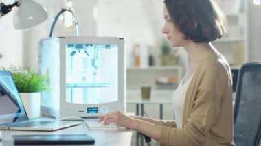 Genç kadın mühendis bekliyor 3d nöbetm o sadece onun 3d printerlere harcama maddeler ile yapılan baskılı.