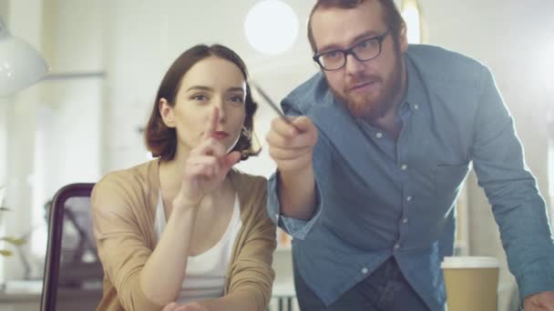 Porträtt skott av en Man och en kvinna som diskuterar arbetet raka tittar in i kameran. De är i ljust upplyst moderna Office. — Stockvideo