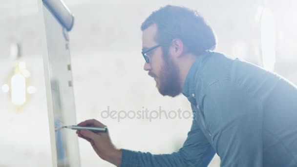 彼のホワイト ボードに描画チャートをメガネを身に着けている創造的な若い男. — ストック動画