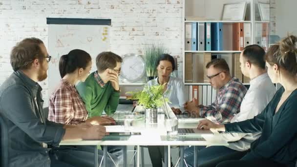 Personable Woman Speaks Up on a Strategic Planning Session. Seus colegas de trabalho escutam atentamente. Todos se sentam na mesa do escritório grande na sala de conferências brilhante . — Vídeo de Stock