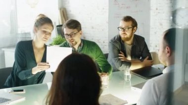 Meşgul yaratıcı Office stratejik planlama oturum geliyor. Şık gençlerin çeşitli kalabalık var tartışma.