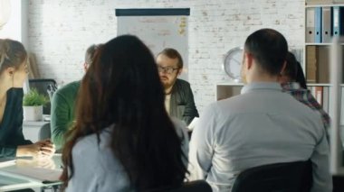 Meşgul yaratıcı Office stratejik planlama oturum geliyor. Şık gençlerin çeşitli kalabalık enerjik tartışma var.