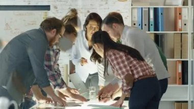 Enerjik tartışırken günlük iş planları süre yedi şık duran farklı kişi konferans masaya yalın.