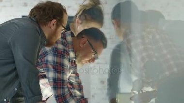 Günlük iş tartışmaya Energeticaly planları süre yedi şık farklı kişi konferans masaya yalın.