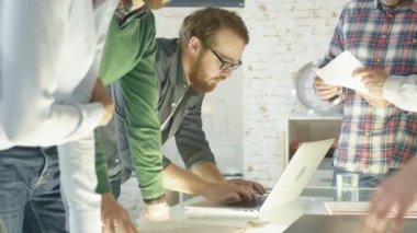 Stratejik planlama oturum sahip masada duran yaratıcı Office verimli iş arkadaşlarınızla içinde. Dizüstü bilgisayarlarda, çalıştıkları alışverişi notlar, grafikler klasörlerle getir.