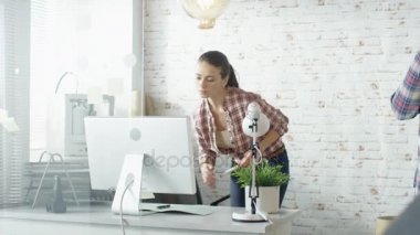 Güzel genç kadın yürüyor aracılığıyla yaratıcı Office nerede adam ve beyaz tahta ve bilgisayarlar iş kadın.