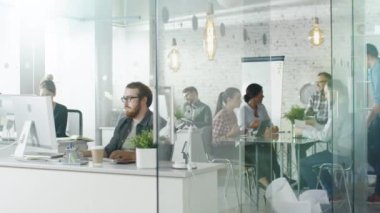 Meşgul bir yaratıcı büro içinde hafta içi. Telefonda konuşurken onların kişisel bilgisayarlarda çalışan office insanlar. Konferans tablo iş tartışma oluyor.