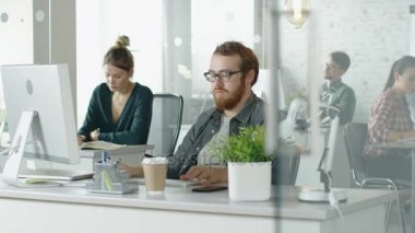 Meşgul bir yaratıcı büro içinde hafta içi. Onların kişisel bilgisayarlarda çalışan office insanlar. Yer alan konferans tablo iş tartışma olduğunu.
