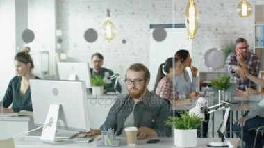 Meşgul bir yaratıcı büro içinde hafta içi. Telefonda konuşurken onların kişisel bilgisayarlarda çalışan office insanlar. Adam iş arkadaşları katıldı konferans tablo nerede iş tartışma alarak yerdir.