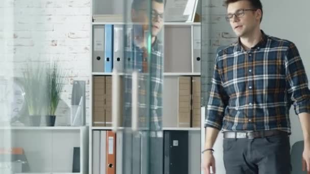 Man voert creatieve Office en schudt de Hand met een andere Man. — Stockvideo