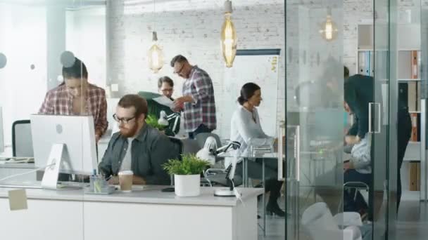 Timelapse of a Busy Creative Office. Oficinistas trabajando en sus computadoras personales, hablando por teléfono, moviéndose. En la mesa de conferencias se está llevando a cabo la discusión de negocios . — Vídeo de stock