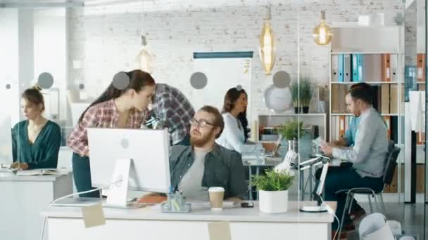 Timelapse d'un bureau de création occupé. Les employés de bureau qui travaillent à leur ordinateur personnel, qui parlent au téléphone, qui se déplacent. À la table de la conférence Des discussions d'affaires ont lieu . — Video