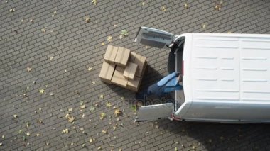 Teslimatçı karton kutular ile onun ticari Van yükler. Video hızlandırmak.