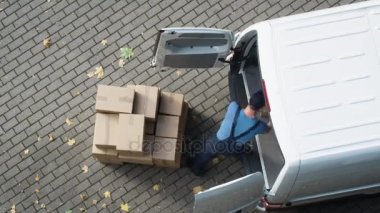 Teslimatçı karton kutular ile onun ticari Van yükler. Video hızlandırmak.