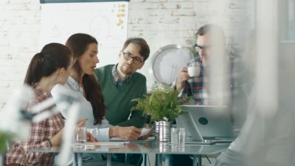 En el Buró Creativo Sentado en la Mesa de Conferencias Grupo de Seis Colaboradores Resuelven Problemas de Negocios Diarios . — Vídeos de Stock